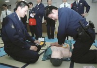 20080425AED_kunren.jpg　AEDの訓練