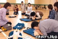 20091029大館市乳幼児の応急処置.jpg AED講習会　母親と小学生が学ぶ