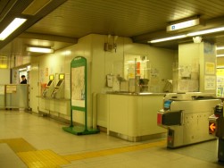 hibiya02.jpg　都営三田線　日比谷駅　AED設置場所