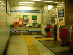 itabasikuyakushomae02.jpg　都営三田線　板橋区役所前駅　AED設置場所