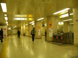 jinboucho02.jpg  都営三田線　神保町駅　AED設置場所