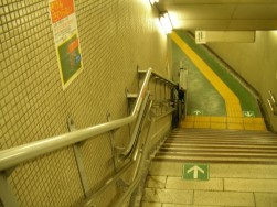 lift_rail02.jpg　都営三田線　車椅子リフトレール