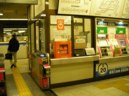 motohasunuma02.jpg　都営三田線　本蓮沼駅　AED設置場所