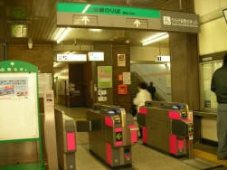nisidai02.jpg　都営三田線　西台駅　AED設置場所