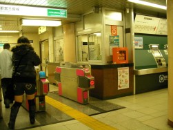 ootemachi01.jpg　都営三田線　大手町駅　AED設置場所