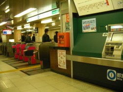 ootemachi02.jpg  都営三田線　大手町駅　AED設置場所