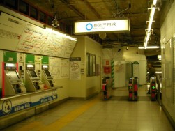 sengoku02.jpg  都営三田線　千石駅　AED設置場所