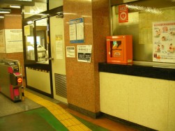simurasakaue01.jpg　都営三田線　志村坂上　AED設置場所