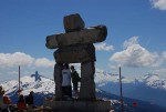 201002inukshuku_canada_orinpic.jpg　イヌクシュク（イヌイット族の道しるべ）