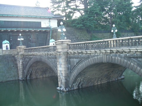 mon010.JPG 皇居正門と石橋