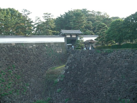 mon036.JPG  皇居北桔橋門と堀